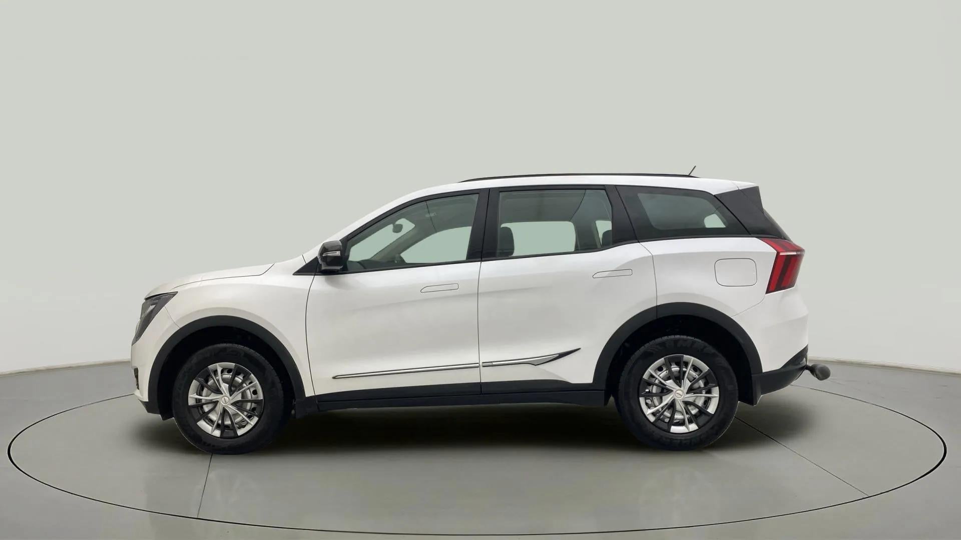 Side profile of a Everest White Mahindra XUV700