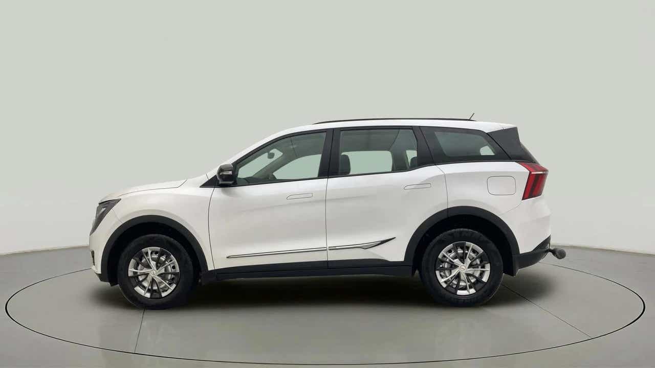 Side profile of a Everest White Mahindra XUV700