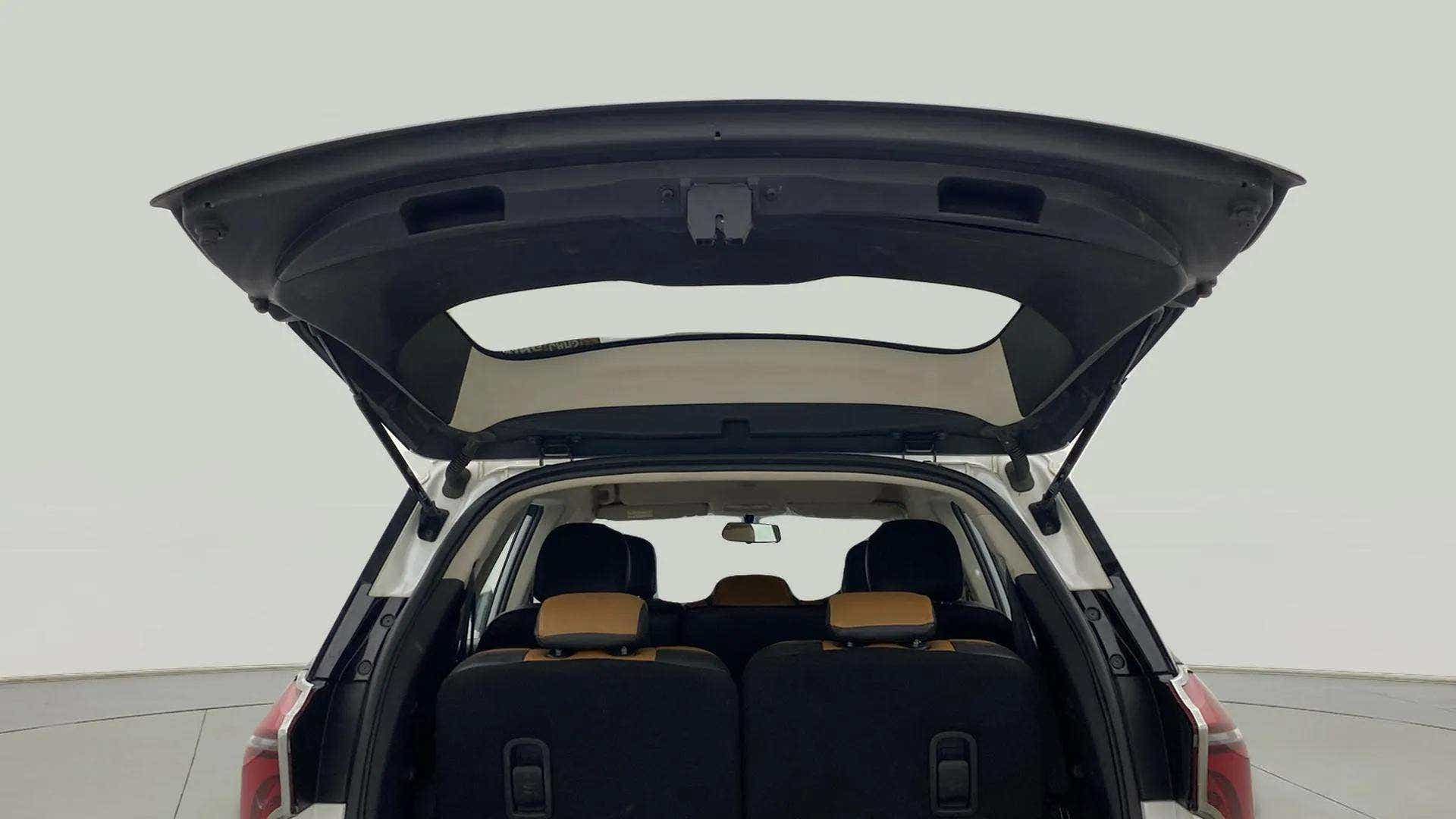 Boot space with open tailgate of a Mahindra XUV700
