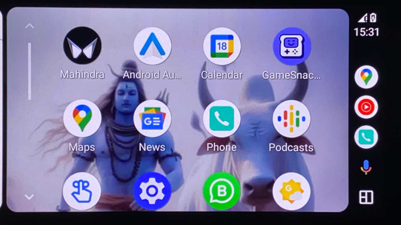 Dashboard display showing Mahindra app icons in a Mahindra XUV700