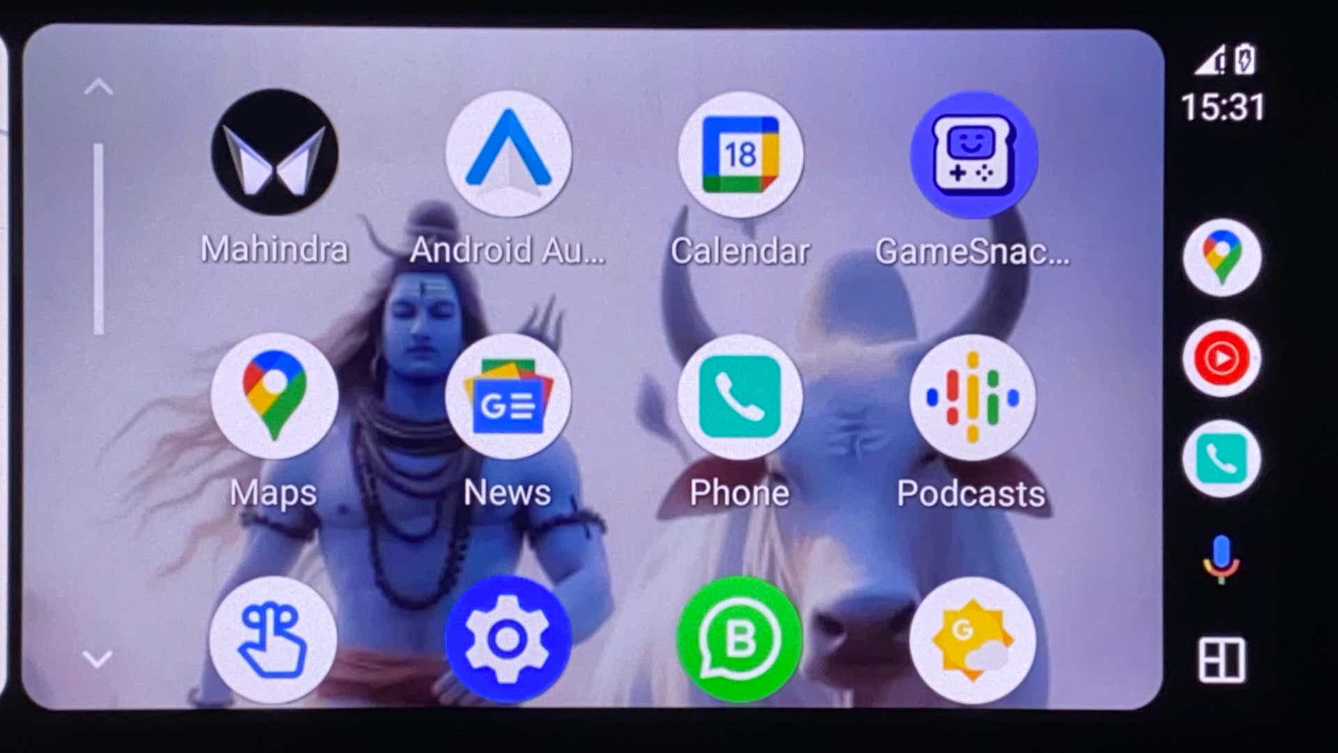 Dashboard display showing Mahindra app icons in a Mahindra XUV700