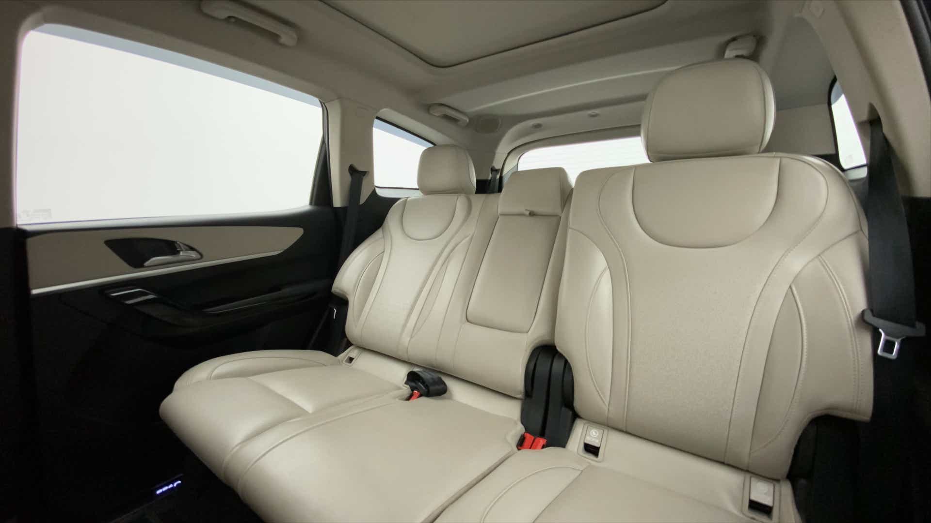 Rear seats interior view of a Mahindra XUV700