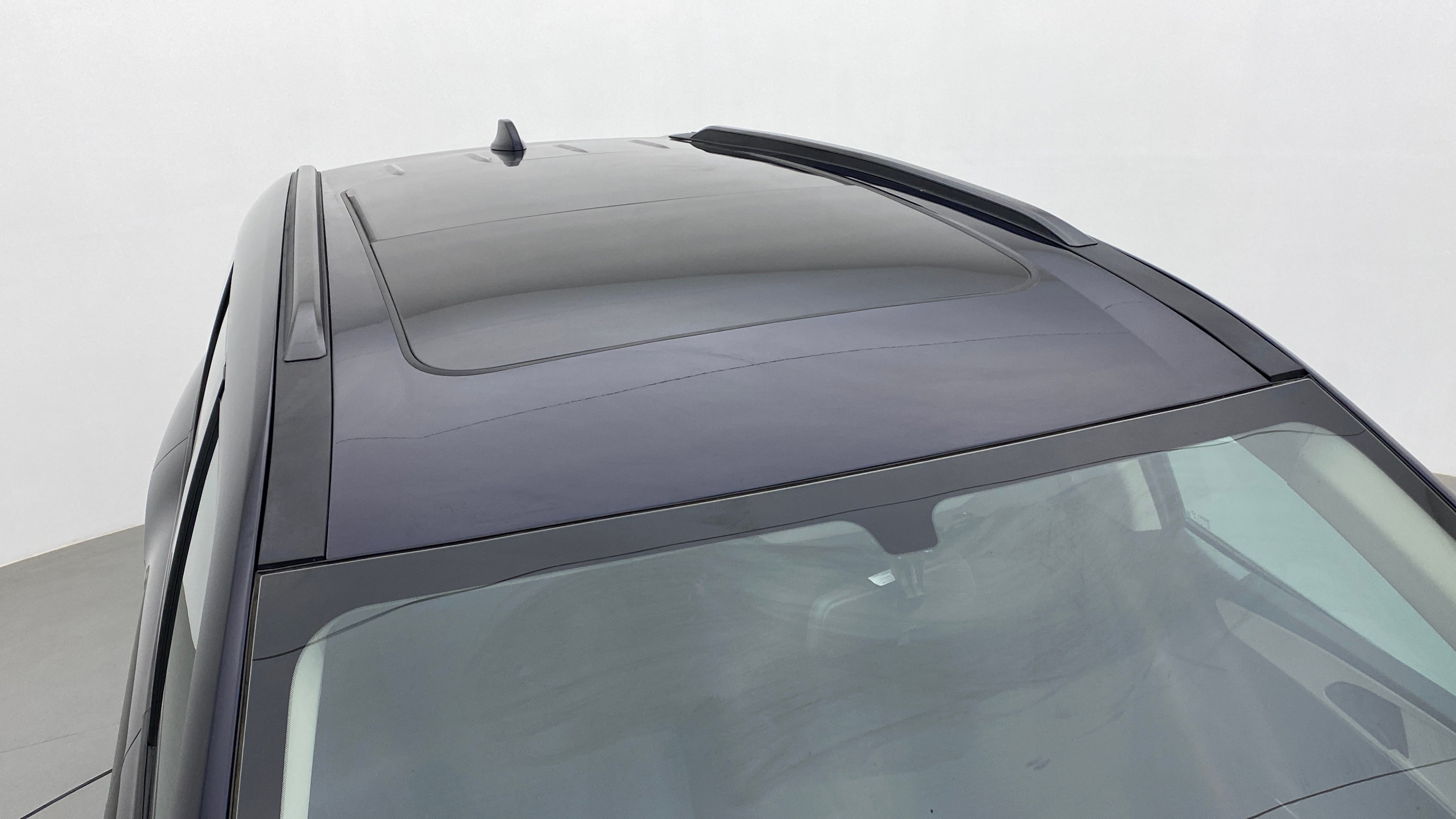 Sunroof and roof rails view of a Mahindra XUV700