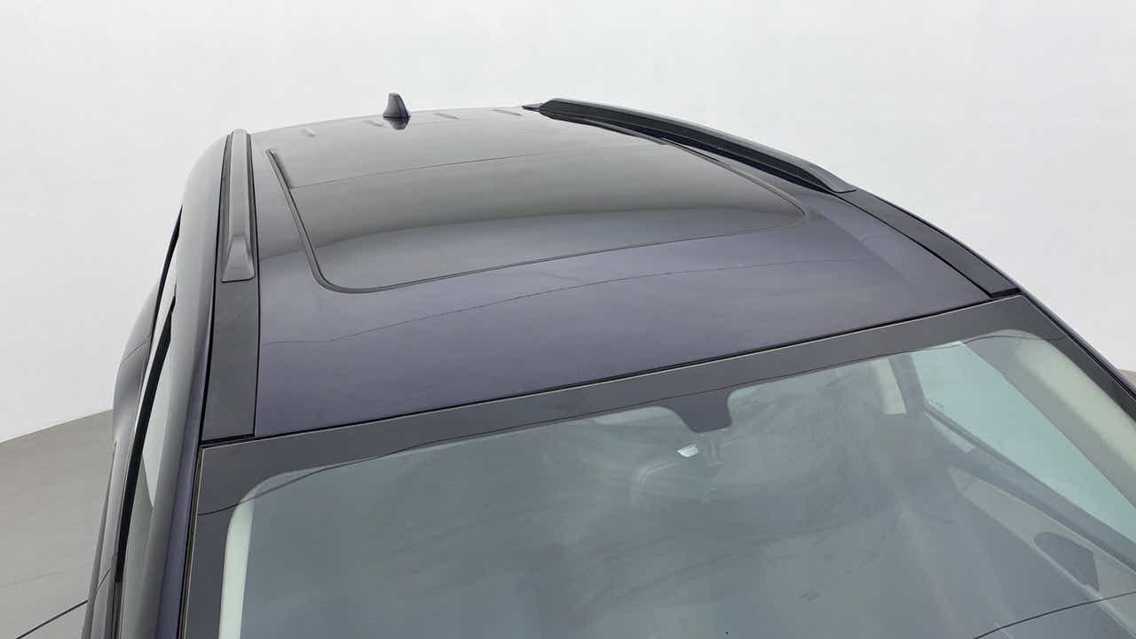 Sunroof and roof rails view of a Mahindra XUV700