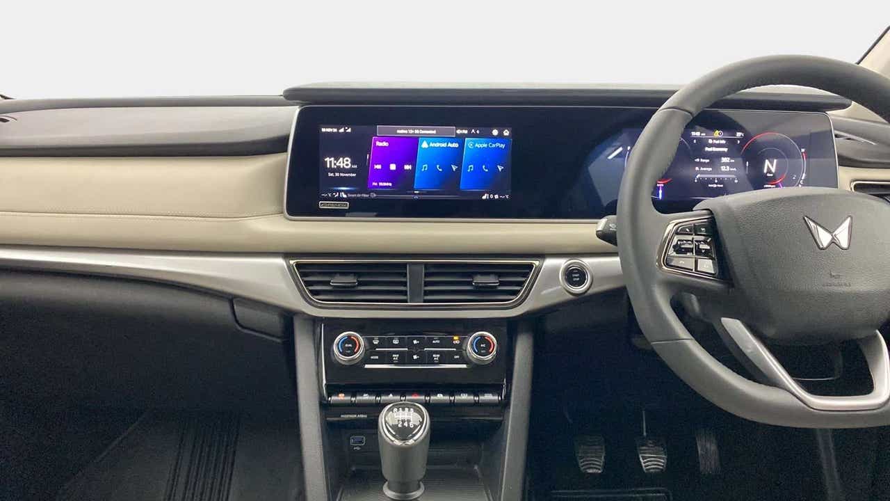 Dashboard and steering wheel of a Mahindra XUV700