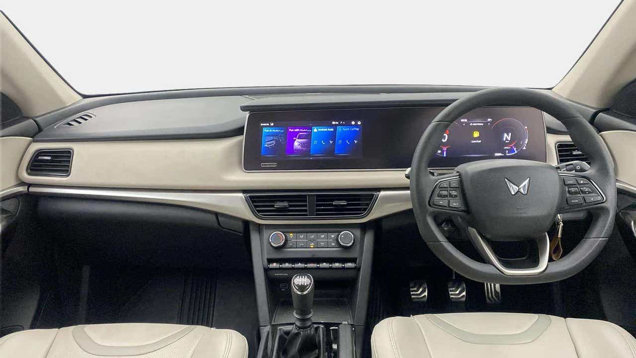 Dashboard and steering wheel of a Mahindra XUV700