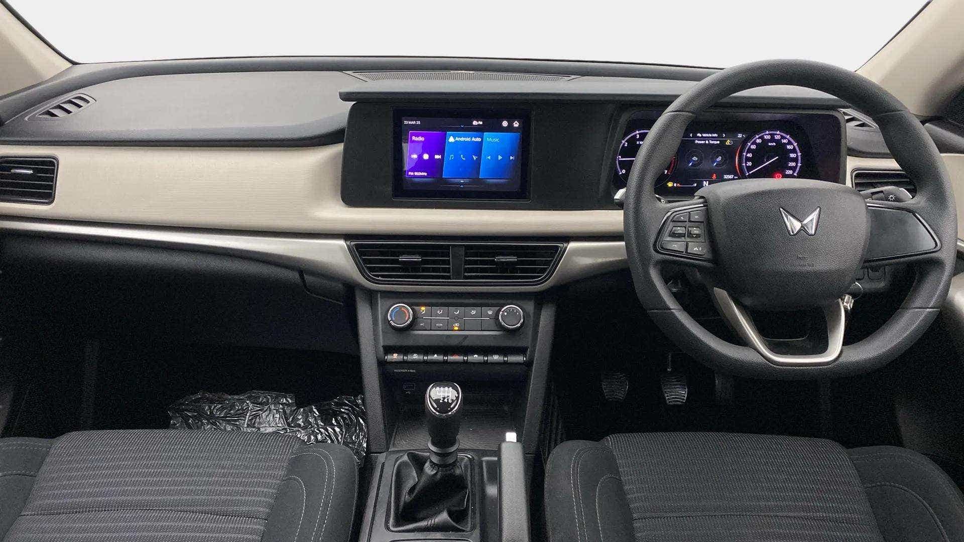 Dashboard and steering wheel of a Mahindra XUV700