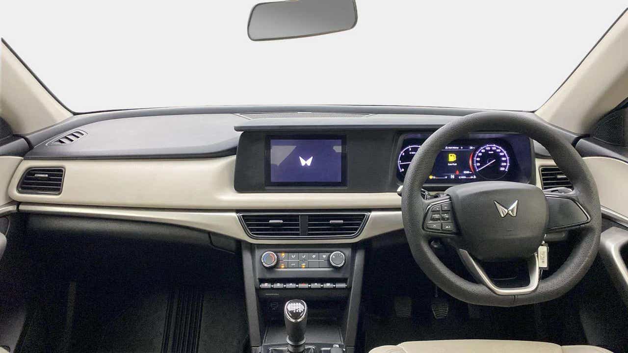 Dashboard and steering wheel of a Mahindra XUV700