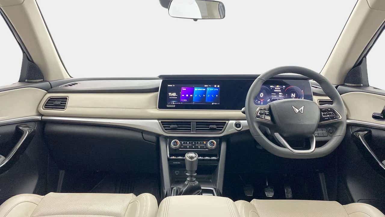 Dashboard and steering wheel of a Mahindra XUV700