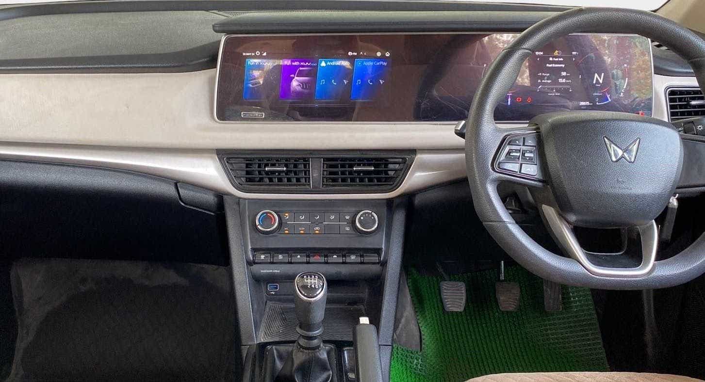 Dashboard and steering wheel of a Mahindra XUV700