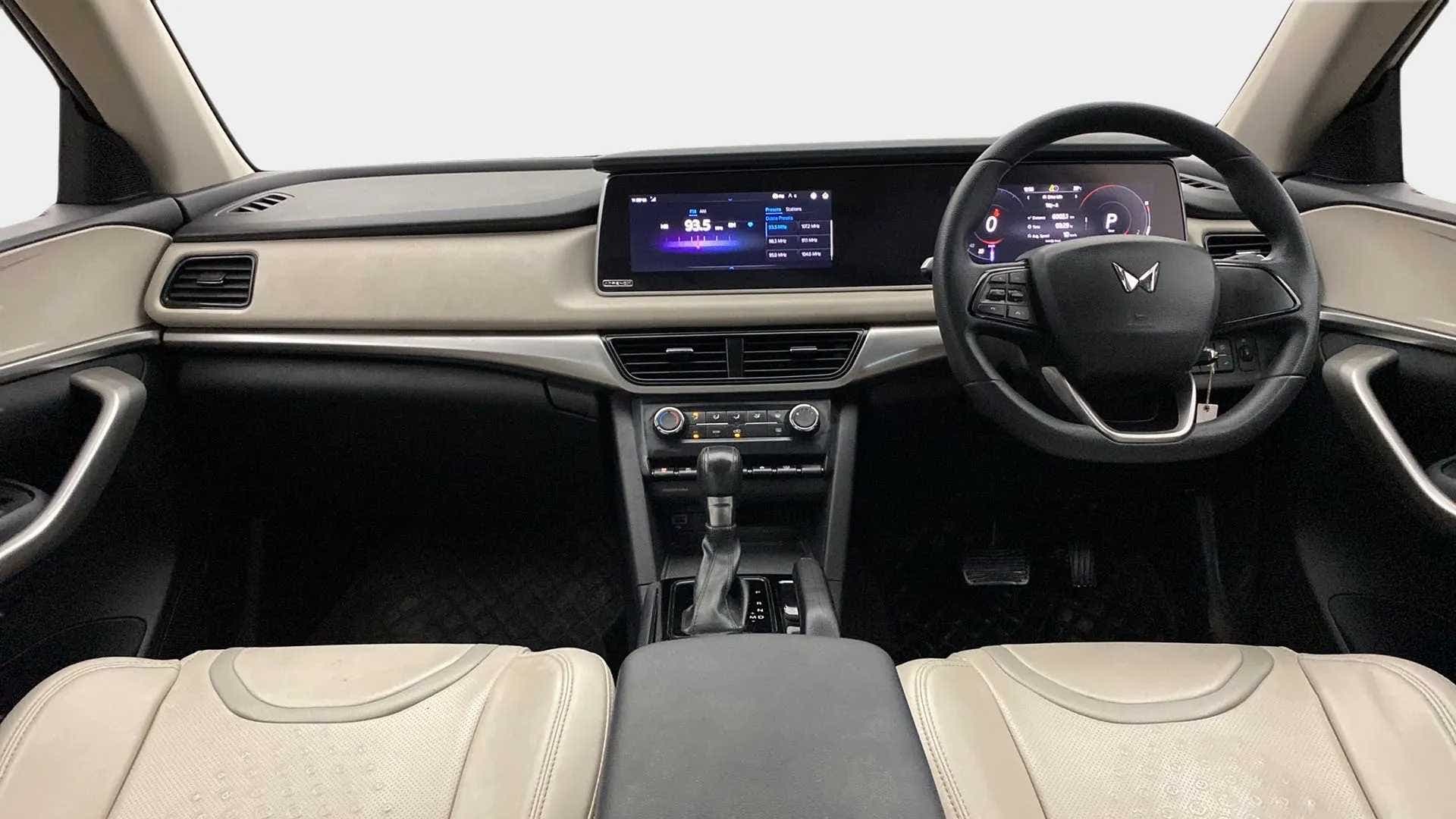 Dashboard and steering wheel of a Mahindra XUV700