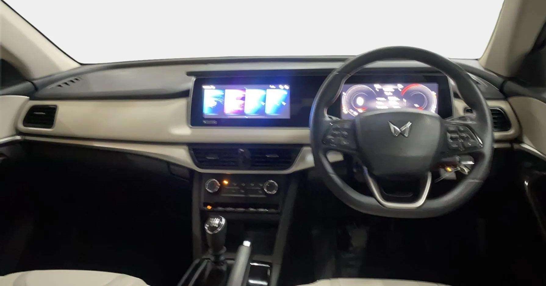 Dashboard and steering wheel of a Mahindra XUV700