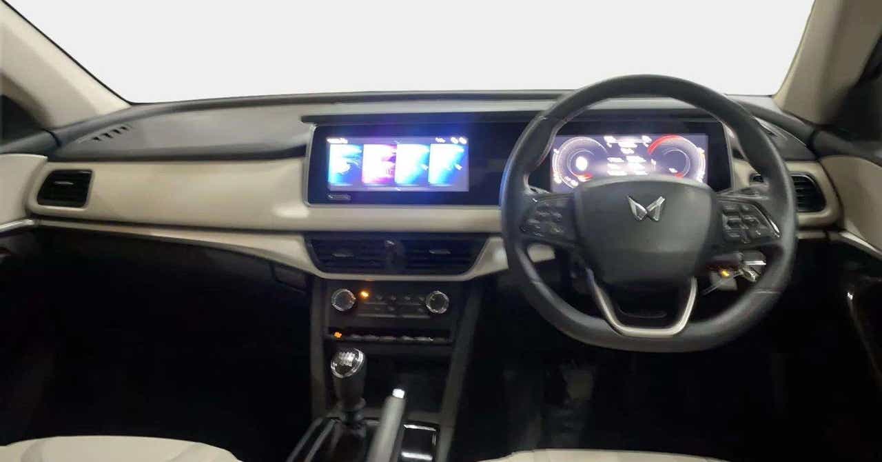Dashboard and steering wheel of a Mahindra XUV700