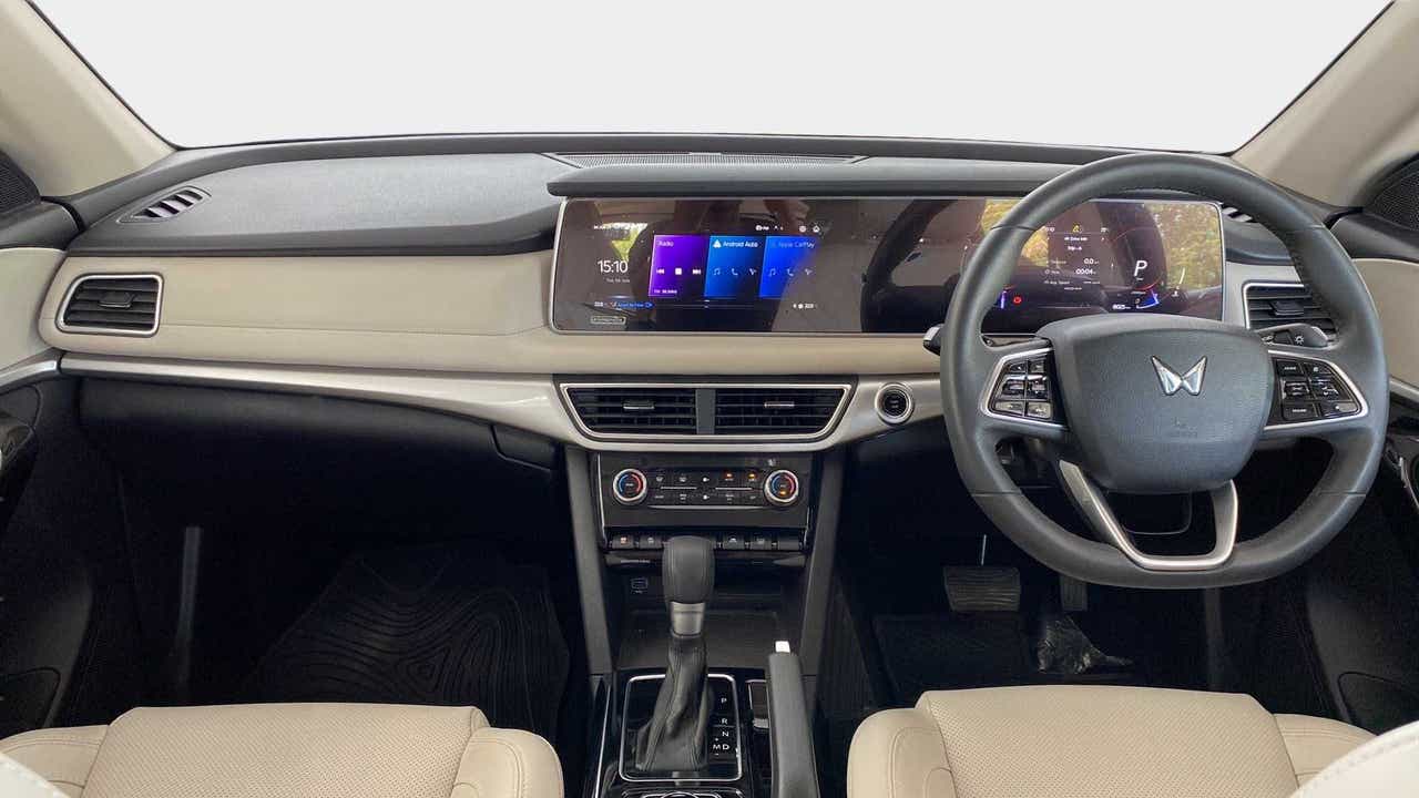 Dashboard and steering wheel of a Mahindra XUV700