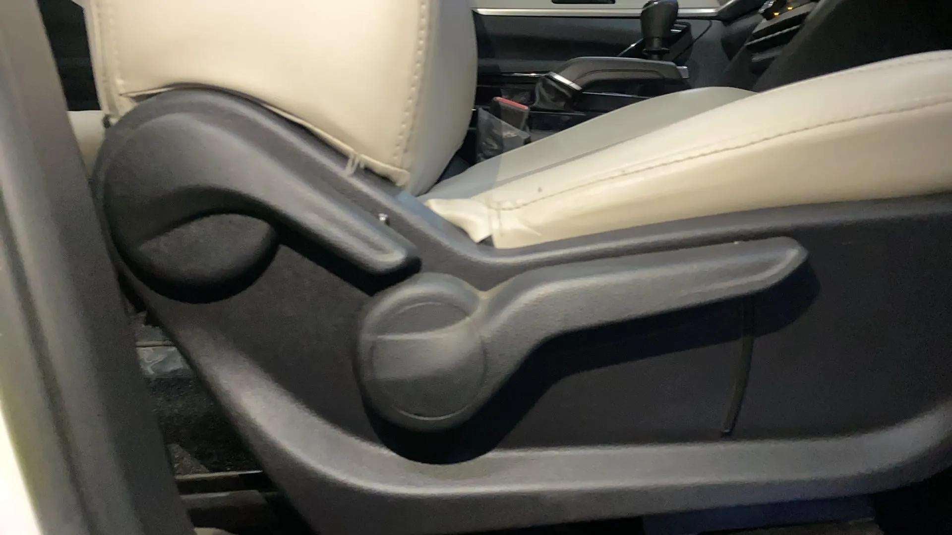 Seat adjustment lever of a Mahindra XUV700