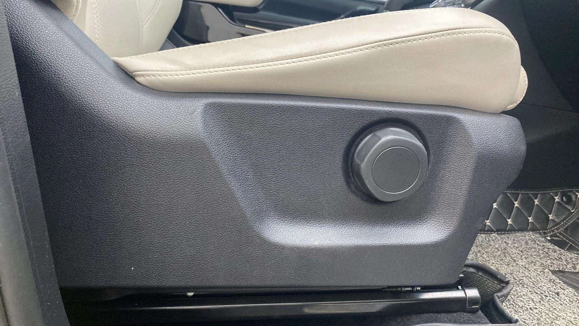 Side view of seat adjustment knob of a Mahindra XUV700