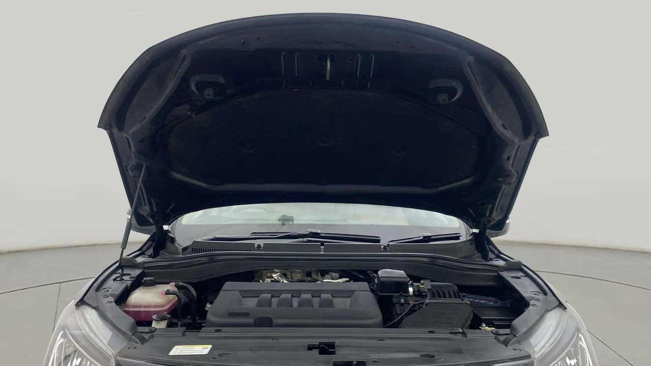 Engine bay of a Mahindra XUV700
