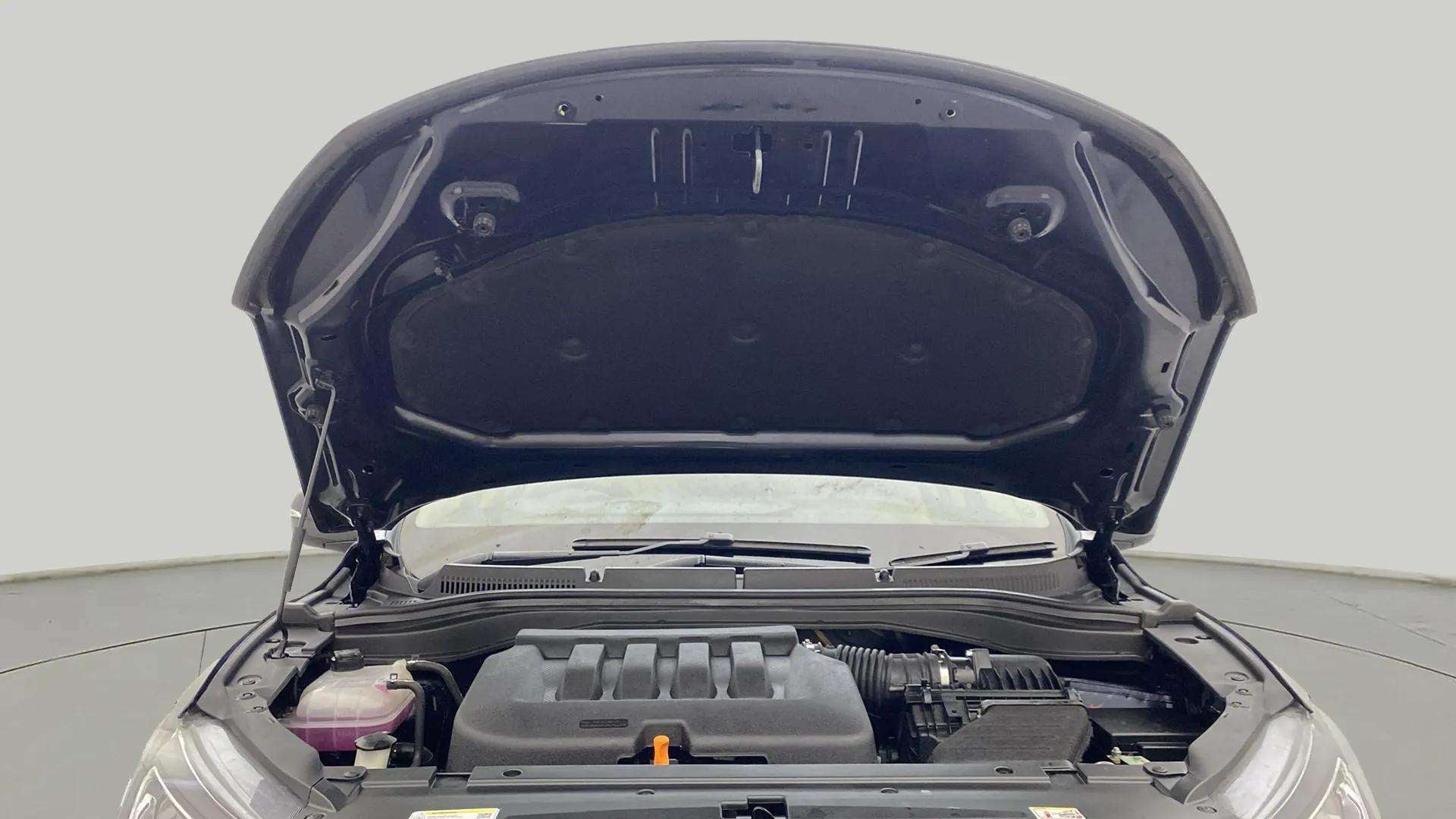 Engine bay of a Mahindra XUV700
