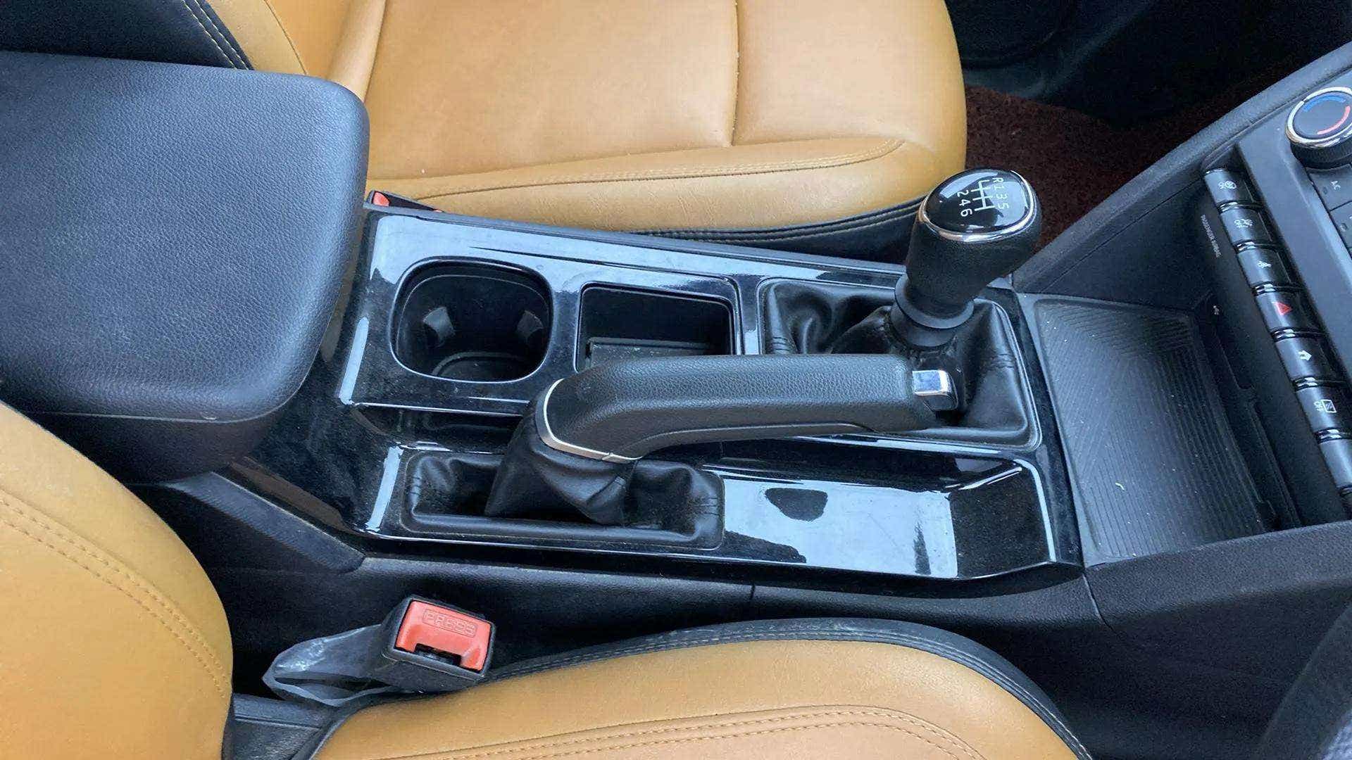 Center console with gear lever and handbrake of a Mahindra XUV700