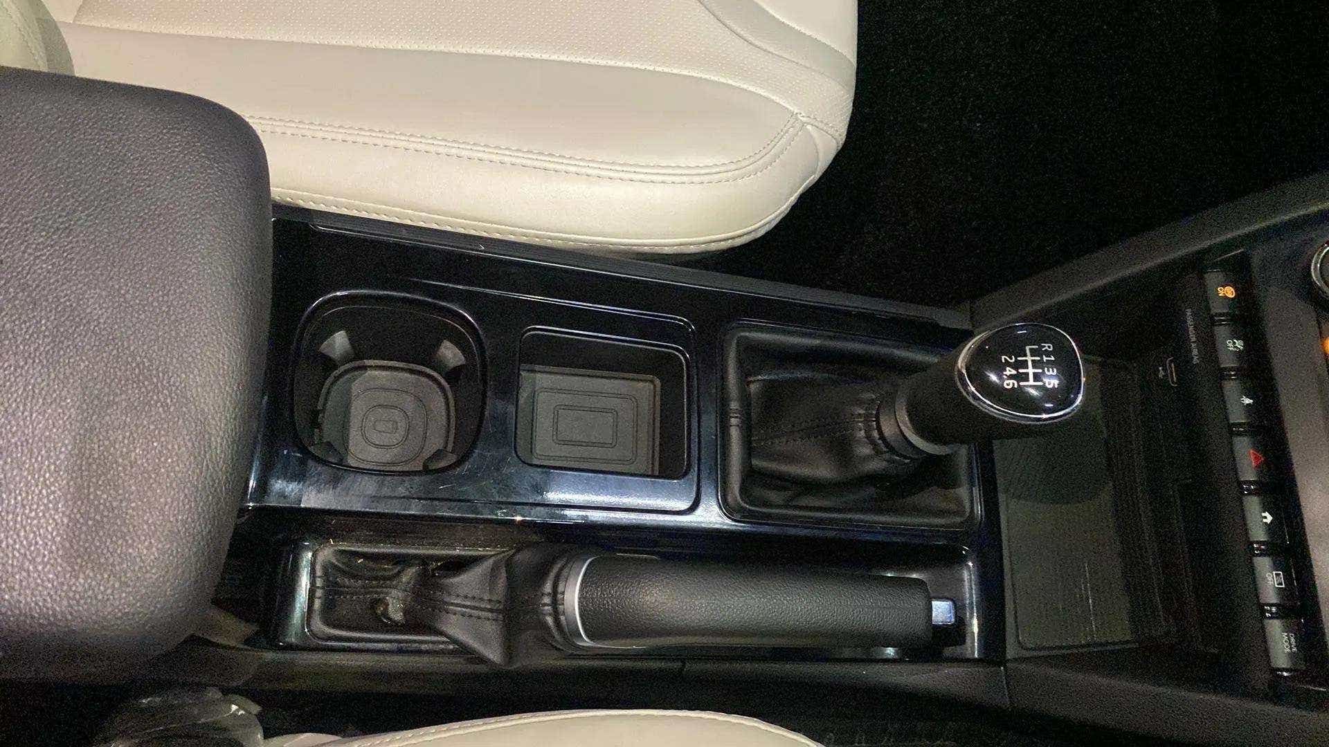Center console and gear lever of a Mahindra XUV700