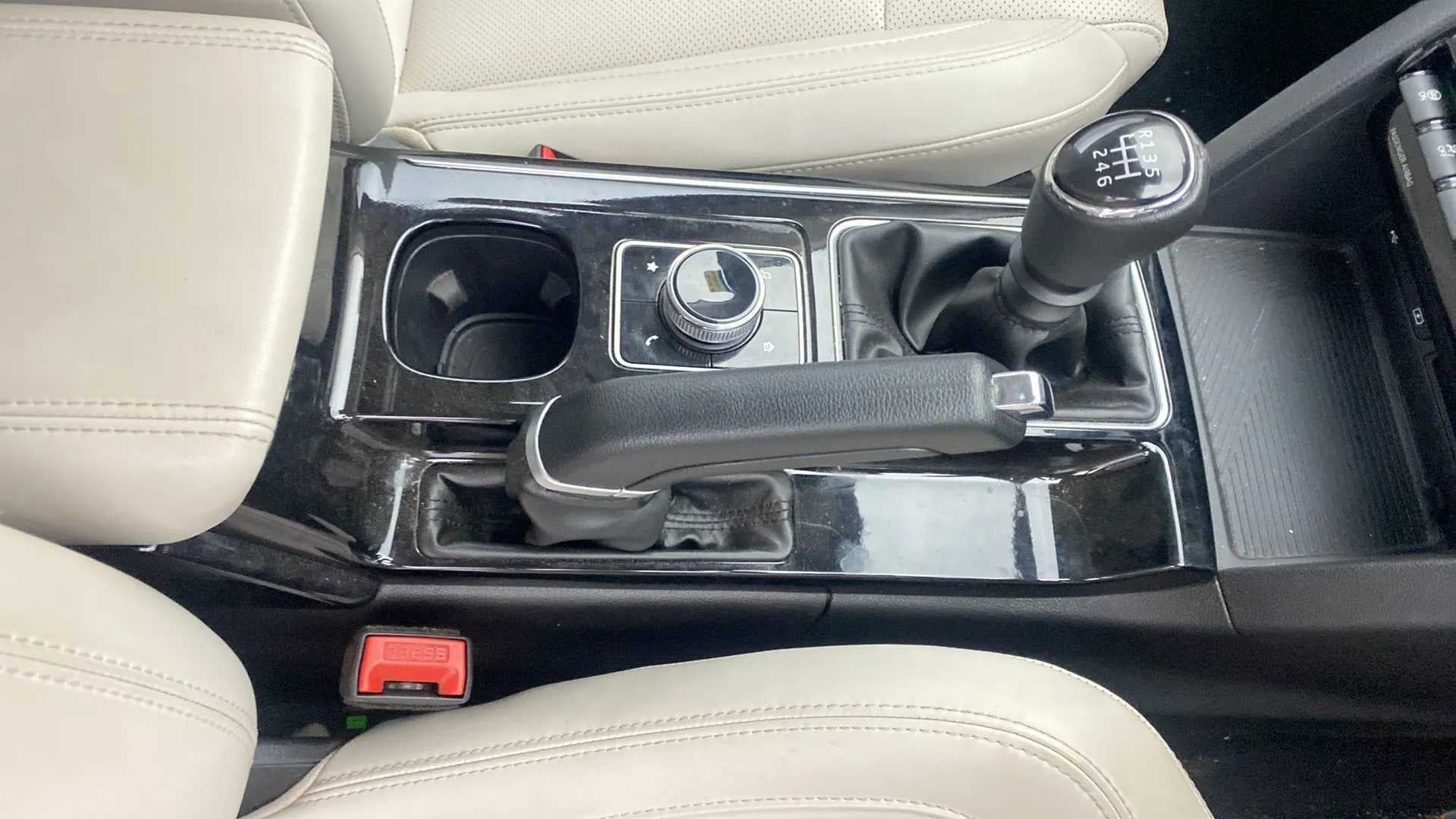 Center console and gear lever of a Mahindra XUV700