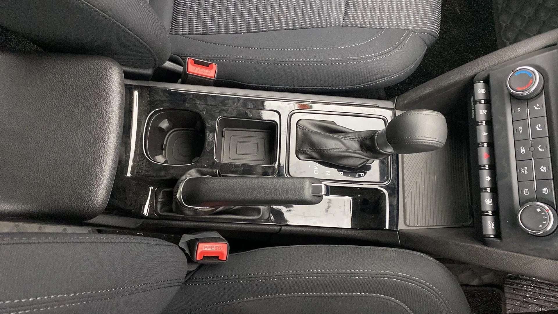 Center console and gear lever area of a Mahindra XUV700