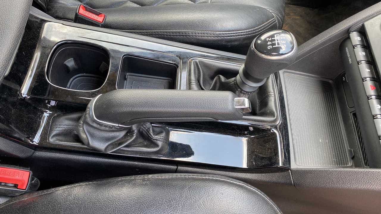 Gear lever and handbrake area of a Mahindra XUV700