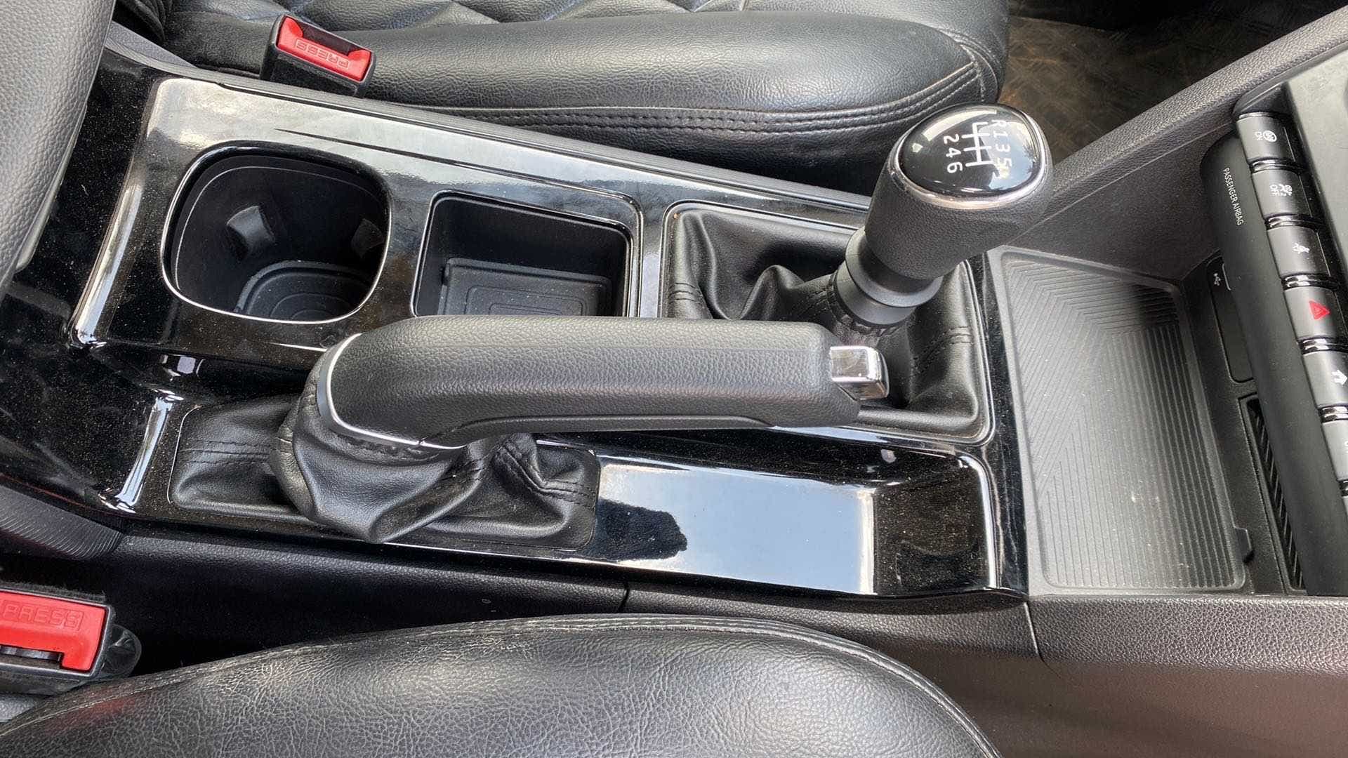 Gear lever and handbrake area of a Mahindra XUV700