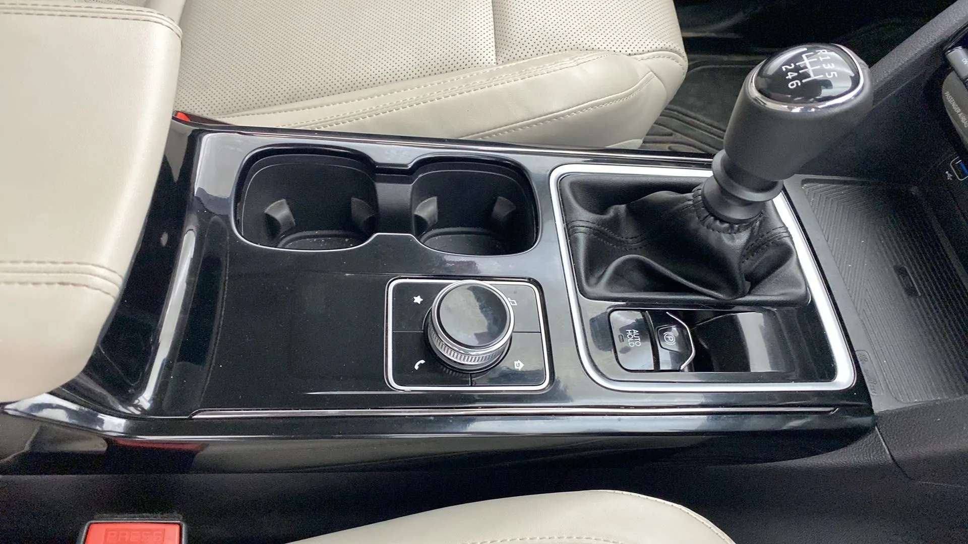 Center console and gear lever of a Mahindra XUV700