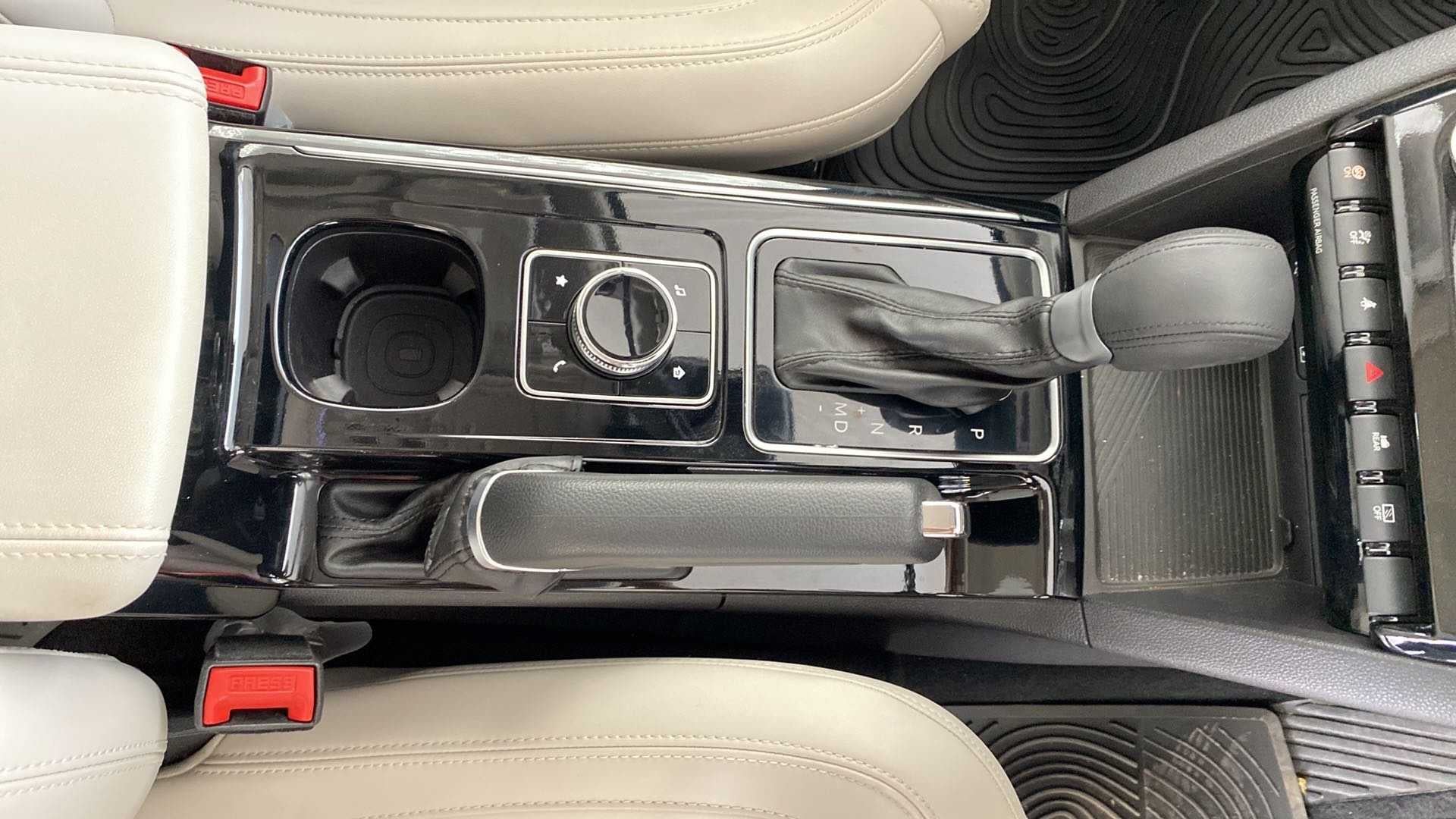 Center console and gear lever of a Mahindra XUV700