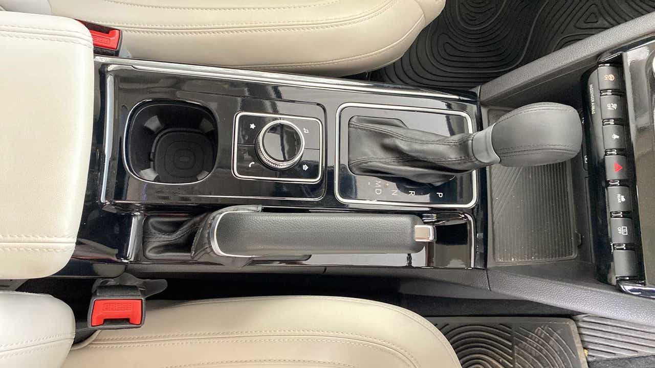 Center console and gear lever of a Mahindra XUV700