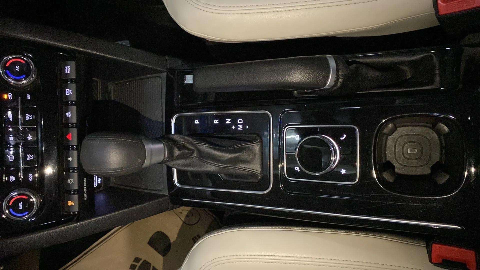 Center console and gear lever of a Mahindra XUV700