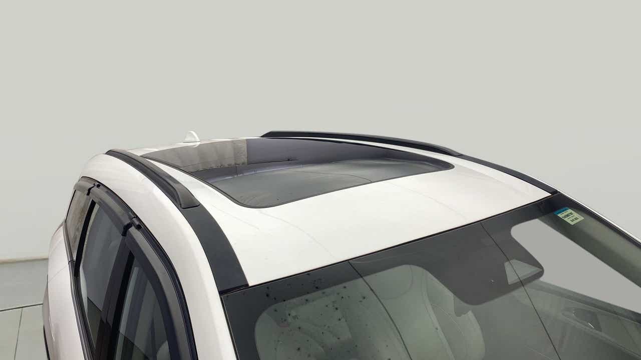 Sunroof close-up of a Mahindra XUV700
