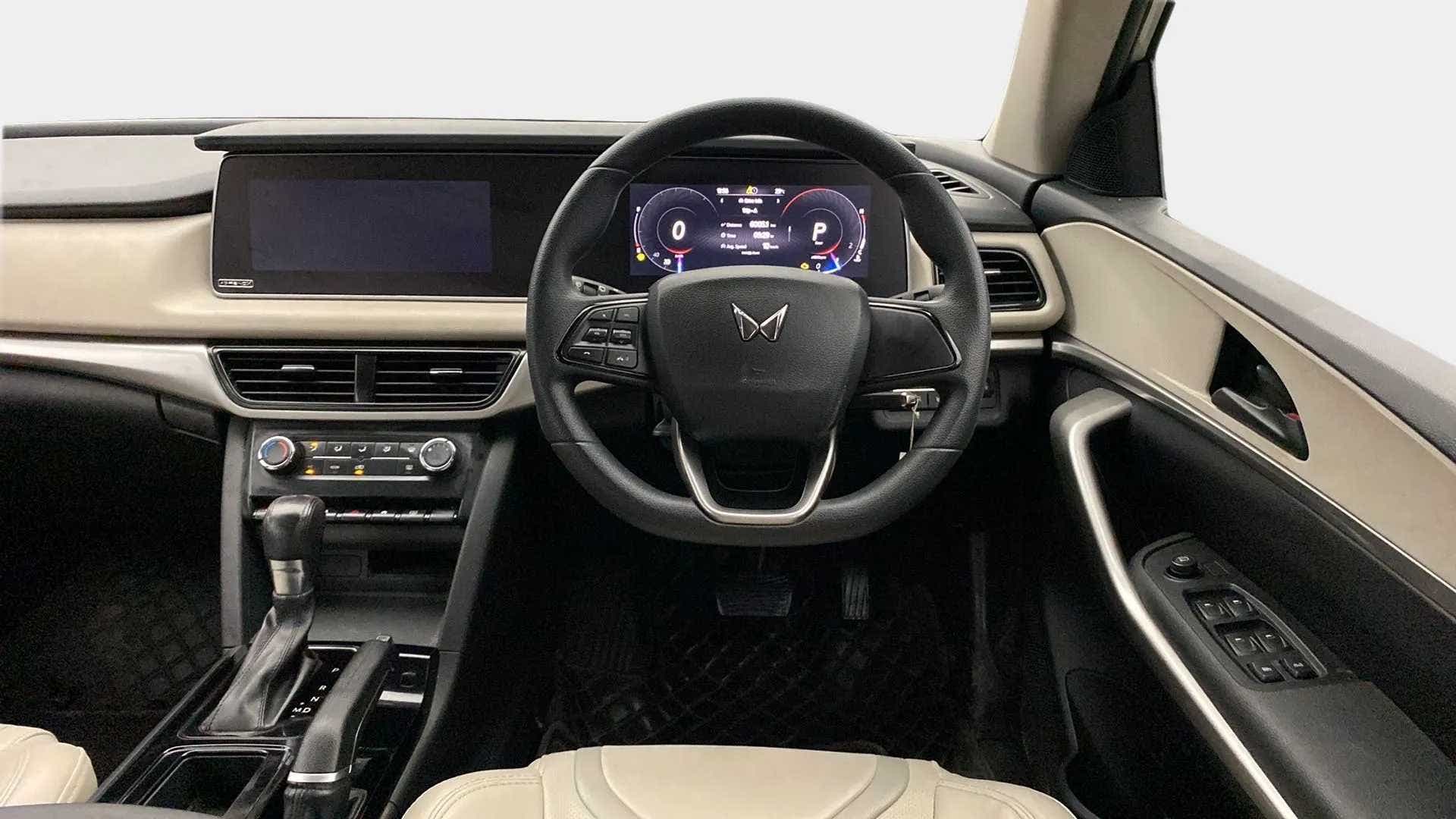 Dashboard and steering wheel of a Mahindra XUV700