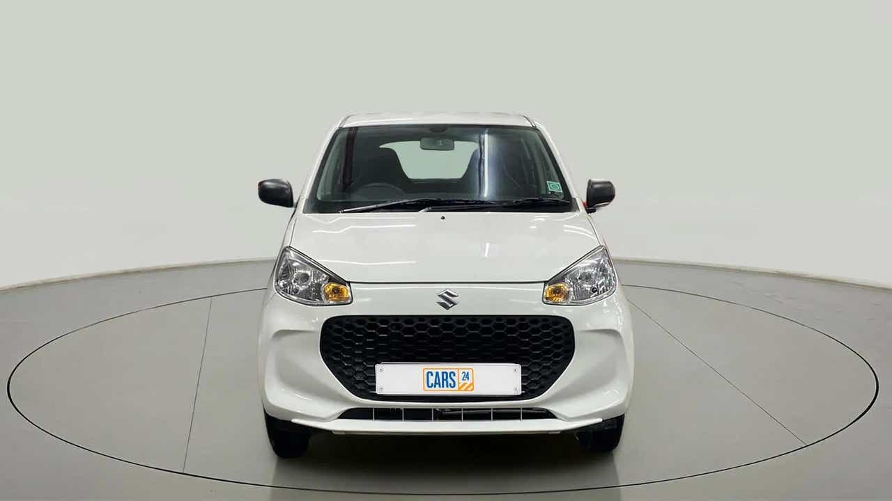 Front view of a metallic solid white Maruti Suzuki Alto K10