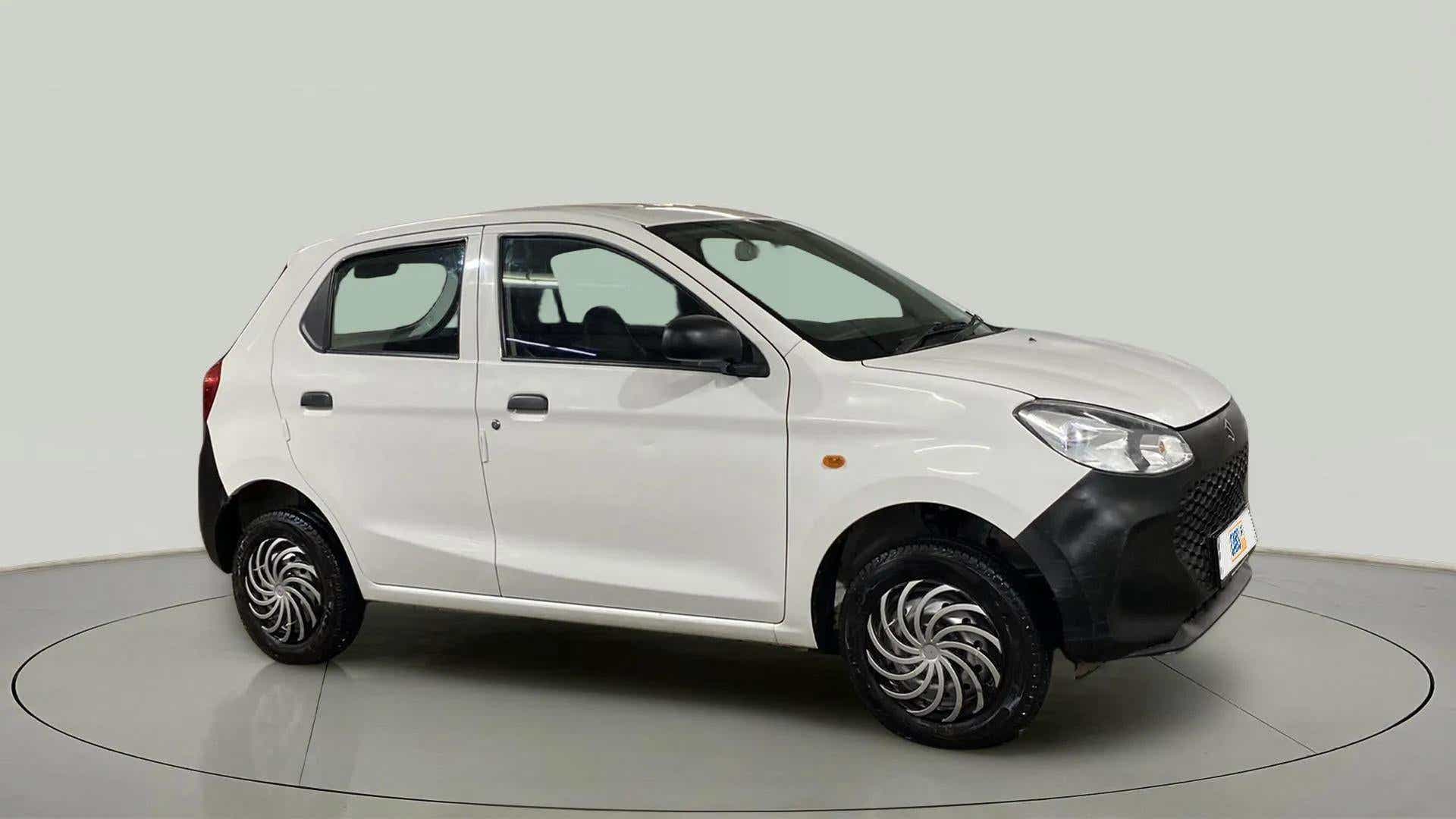 Side view of a metallic solid white Maruti Suzuki Alto K10
