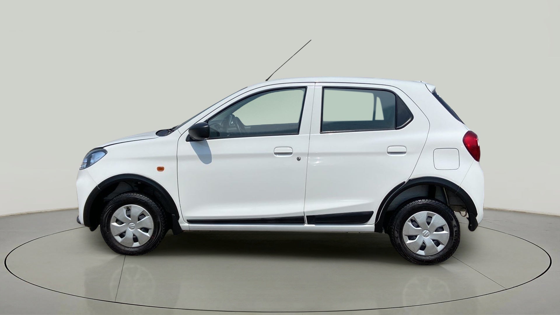 Side view of a metallic solid white Maruti Suzuki Alto K10