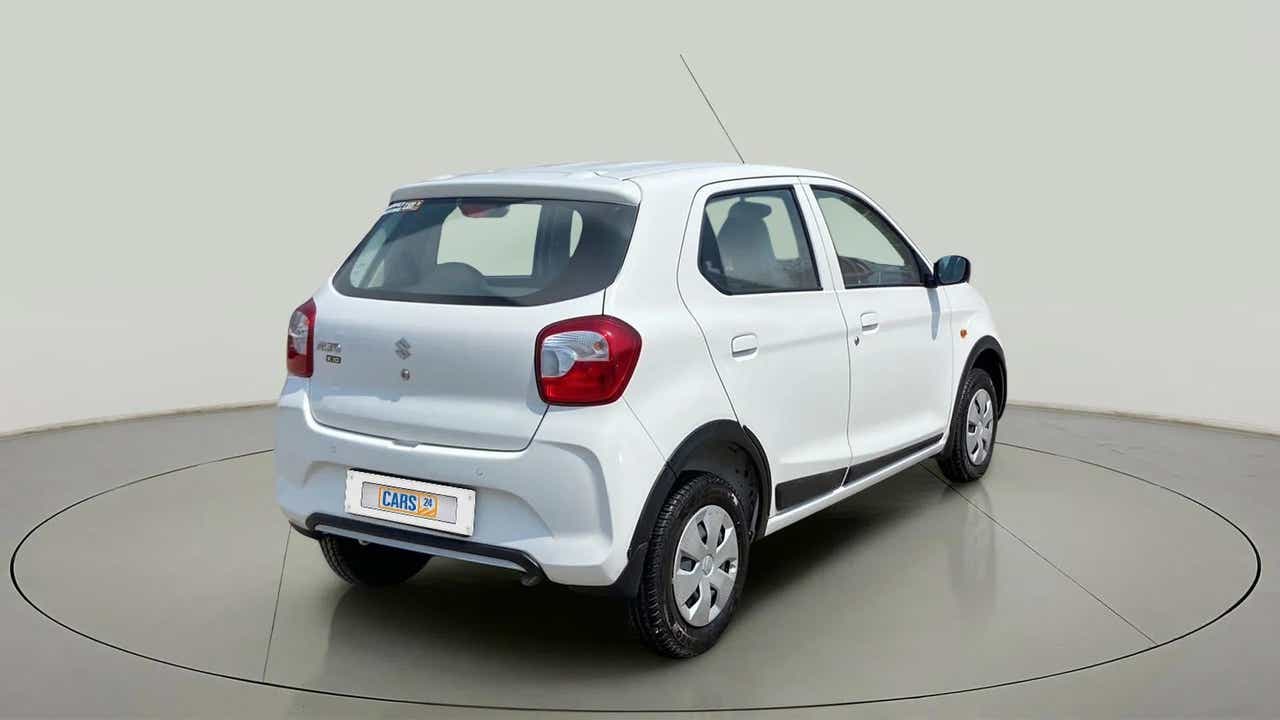 Rear three-quarter view of a metallic solid white Maruti Suzuki Alto K10