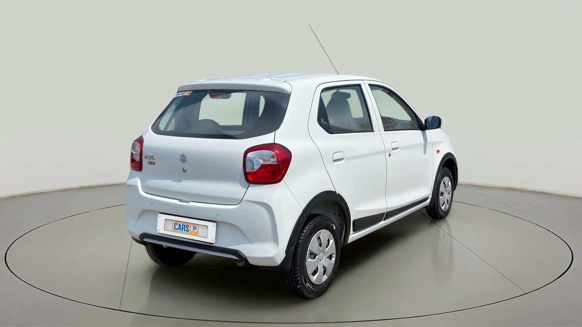 Rear three-quarter view of a metallic solid white Maruti Suzuki Alto K10