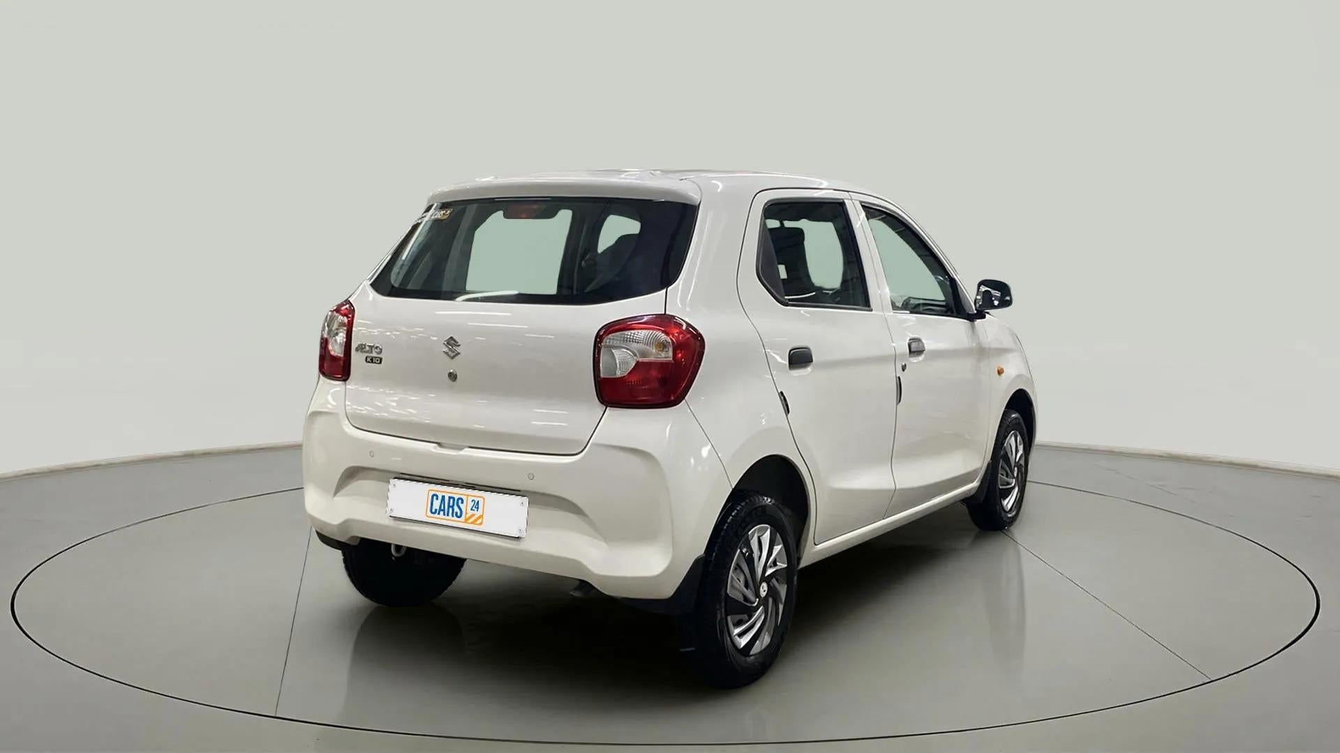 Rear three-quarter view of a metallic solid white Maruti Suzuki Alto K10