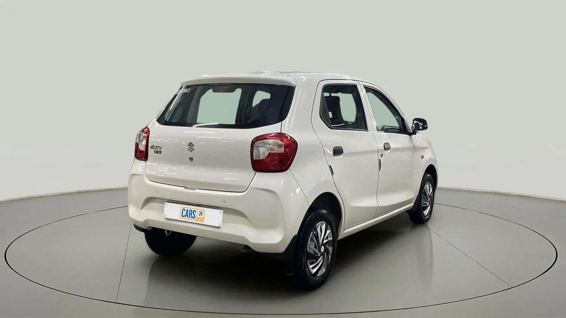 Rear three-quarter view of a metallic solid white Maruti Suzuki Alto K10