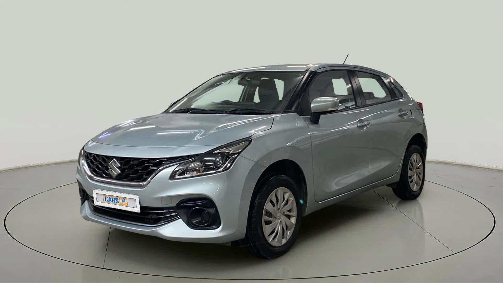 Front three-quarter view of a Splendid Silver Maruti Suzuki Baleno
