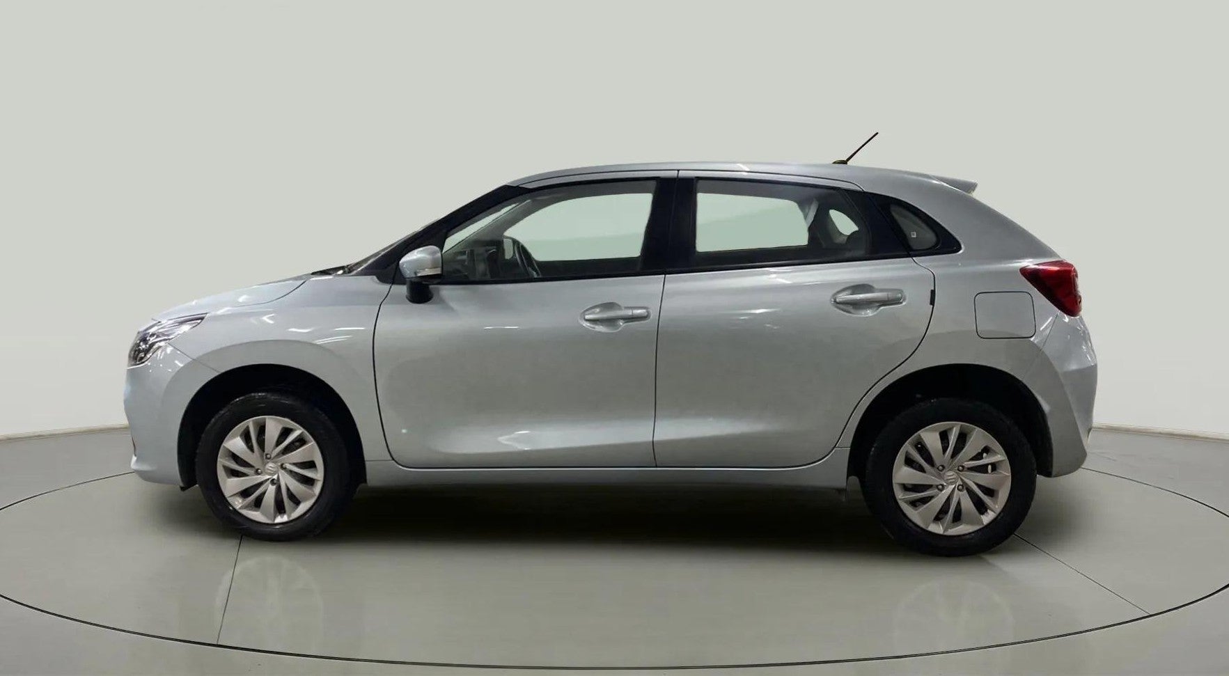 Side view of a splendid silver Maruti Suzuki Baleno