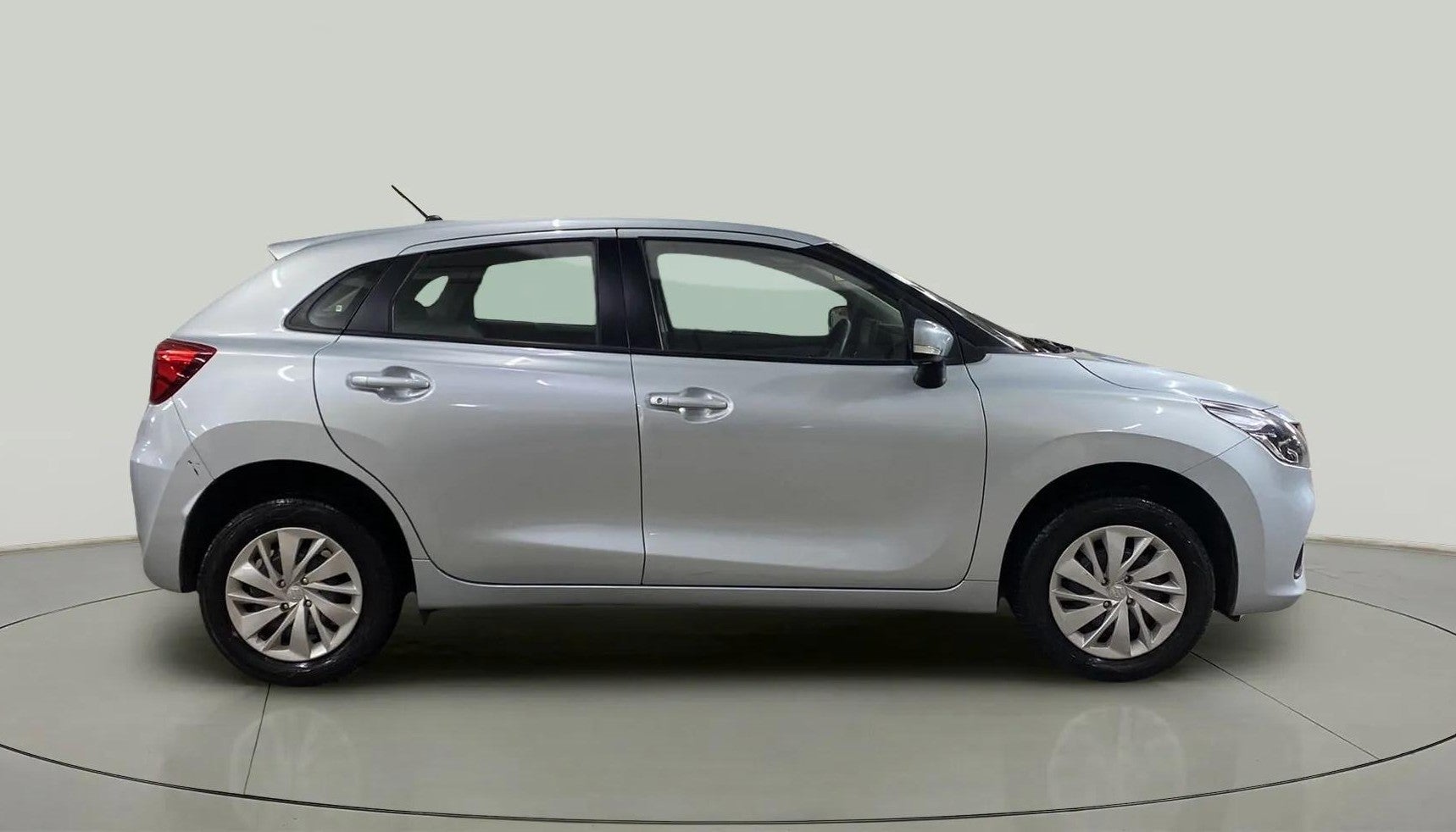 Side view of a Splendid Silver Maruti Suzuki Baleno
