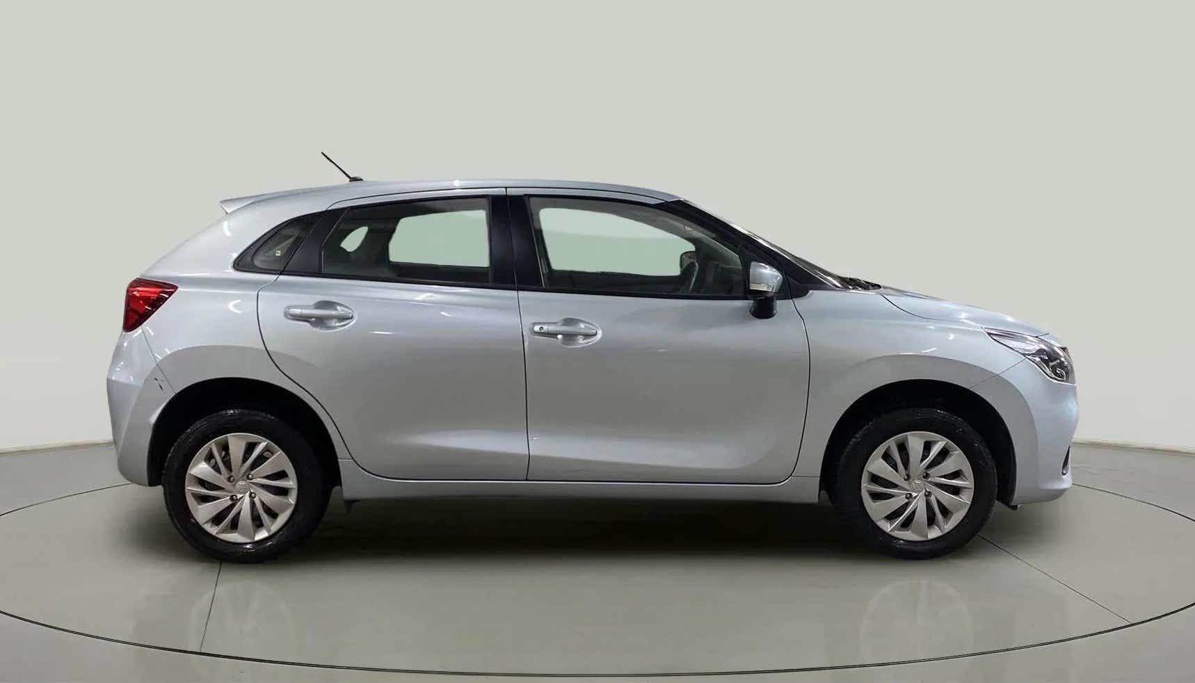 Side view of a Splendid Silver Maruti Suzuki Baleno