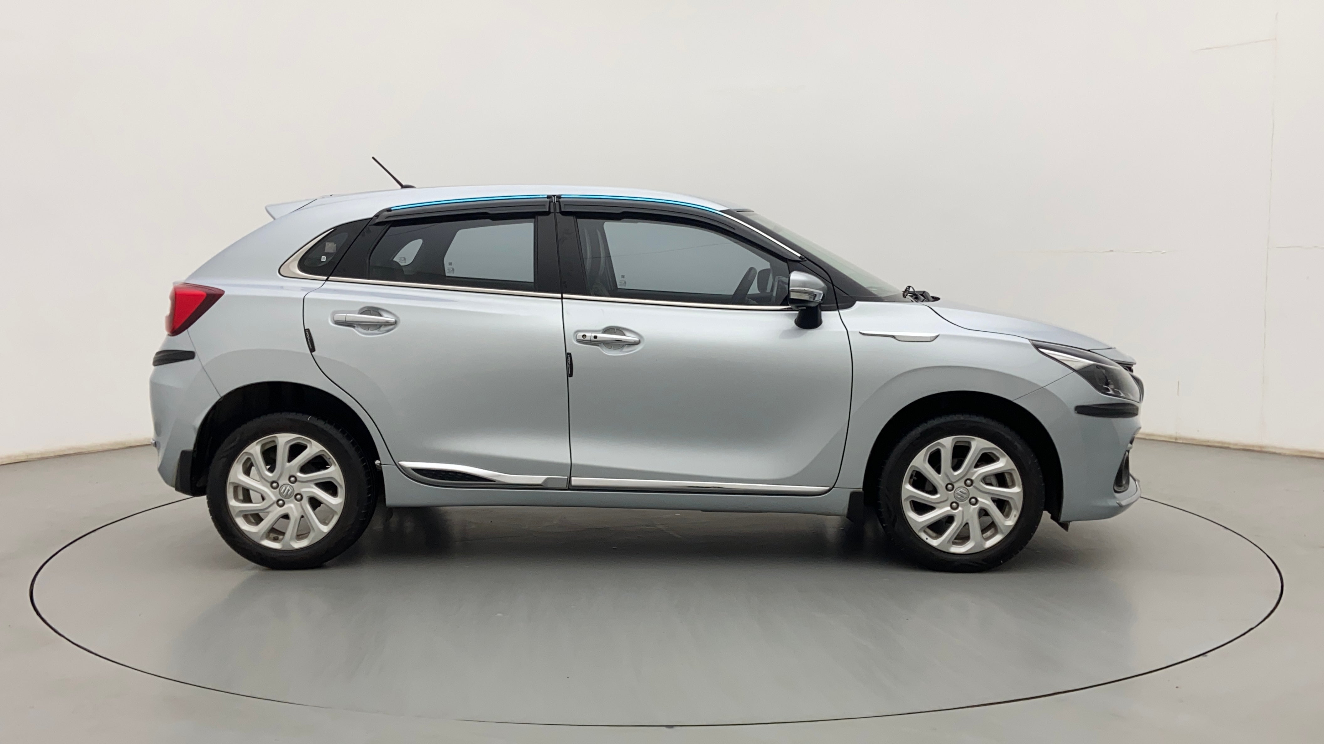 Side view of a Splendid Silver Maruti Suzuki Baleno