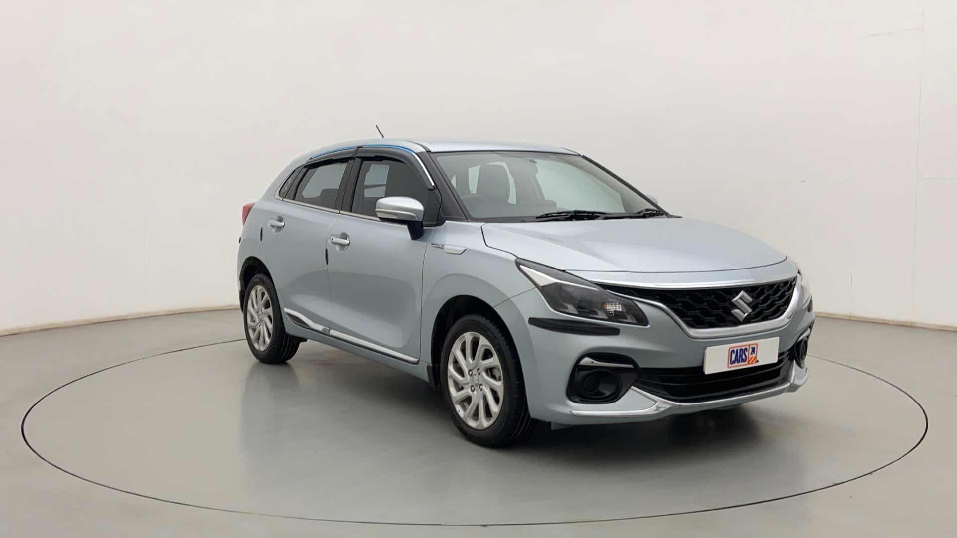 Front three-quarter view of a Splendid Silver Maruti Suzuki Baleno