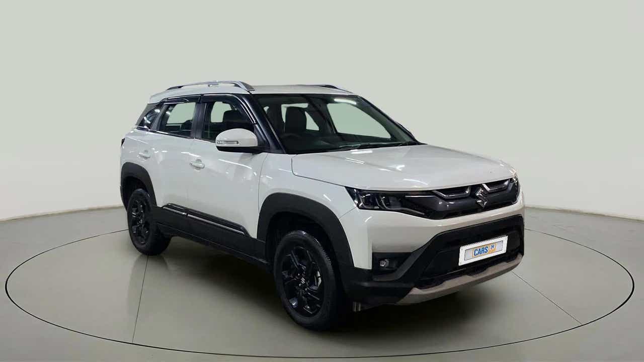 Front three-quarter of a Pearl Arctic White Maruti Suzuki Brezza