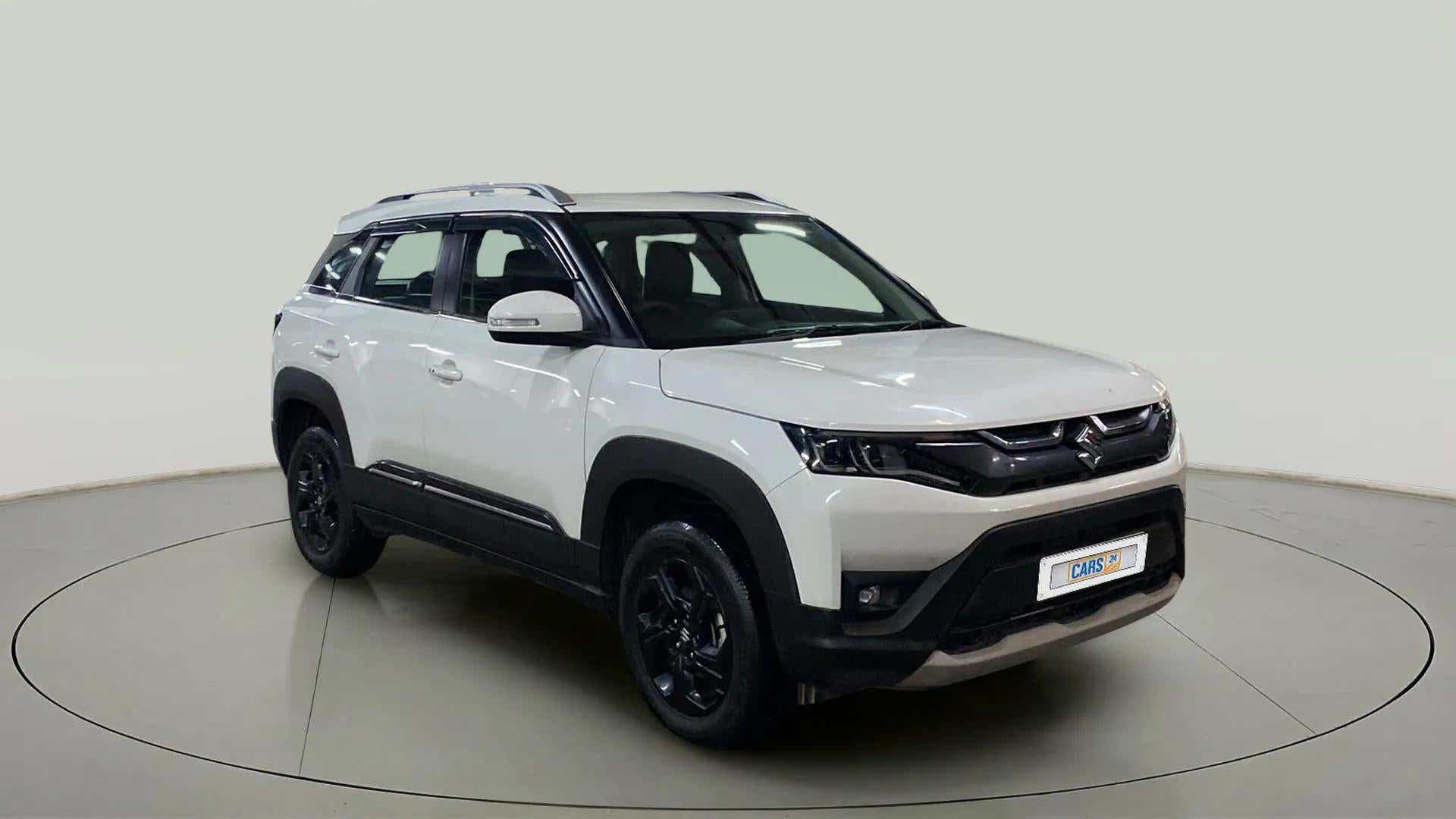 Front three-quarter of a Pearl Arctic White Maruti Suzuki Brezza