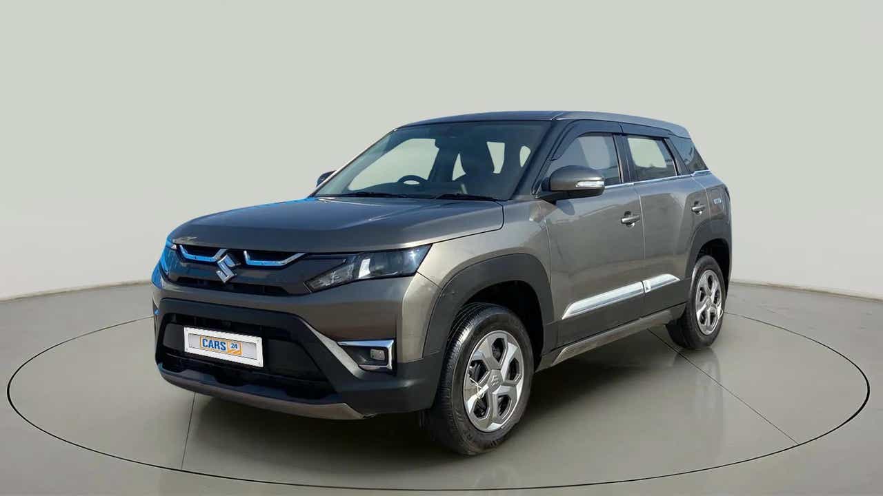 Front three-quarter view of a Magma Grey Maruti Suzuki Brezza